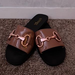 The shoes are a size 8 Rouge Helium flats/slides.The shoes have never been worn.